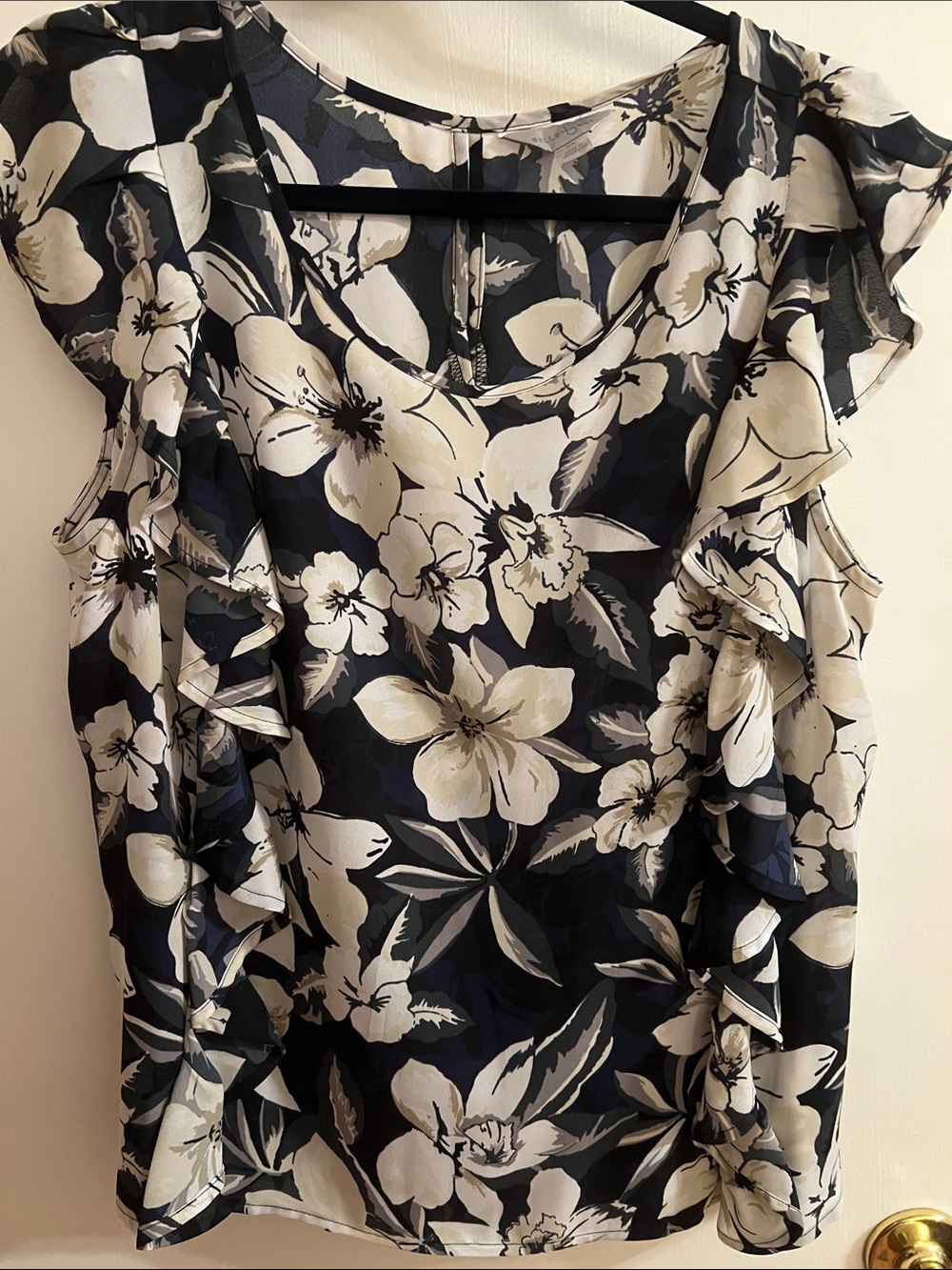 Belle Sky Women’s Floral Ruffle Shell Top - Black & Cream